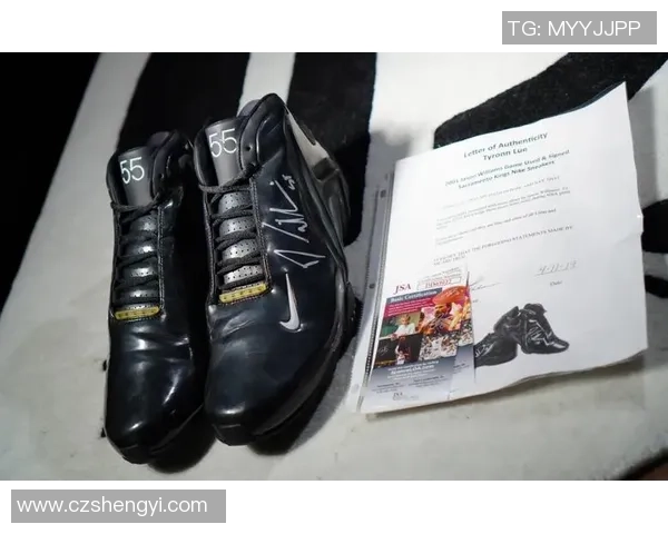 耐克足球明星蝎斗展现超凡技艺引领球场风潮