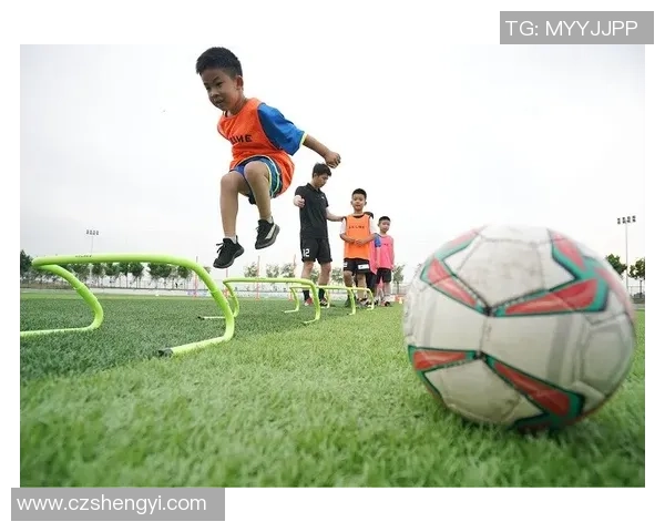 足球之星闪耀绿茵场他们的才华与努力值得我们由衷赞美与敬佩